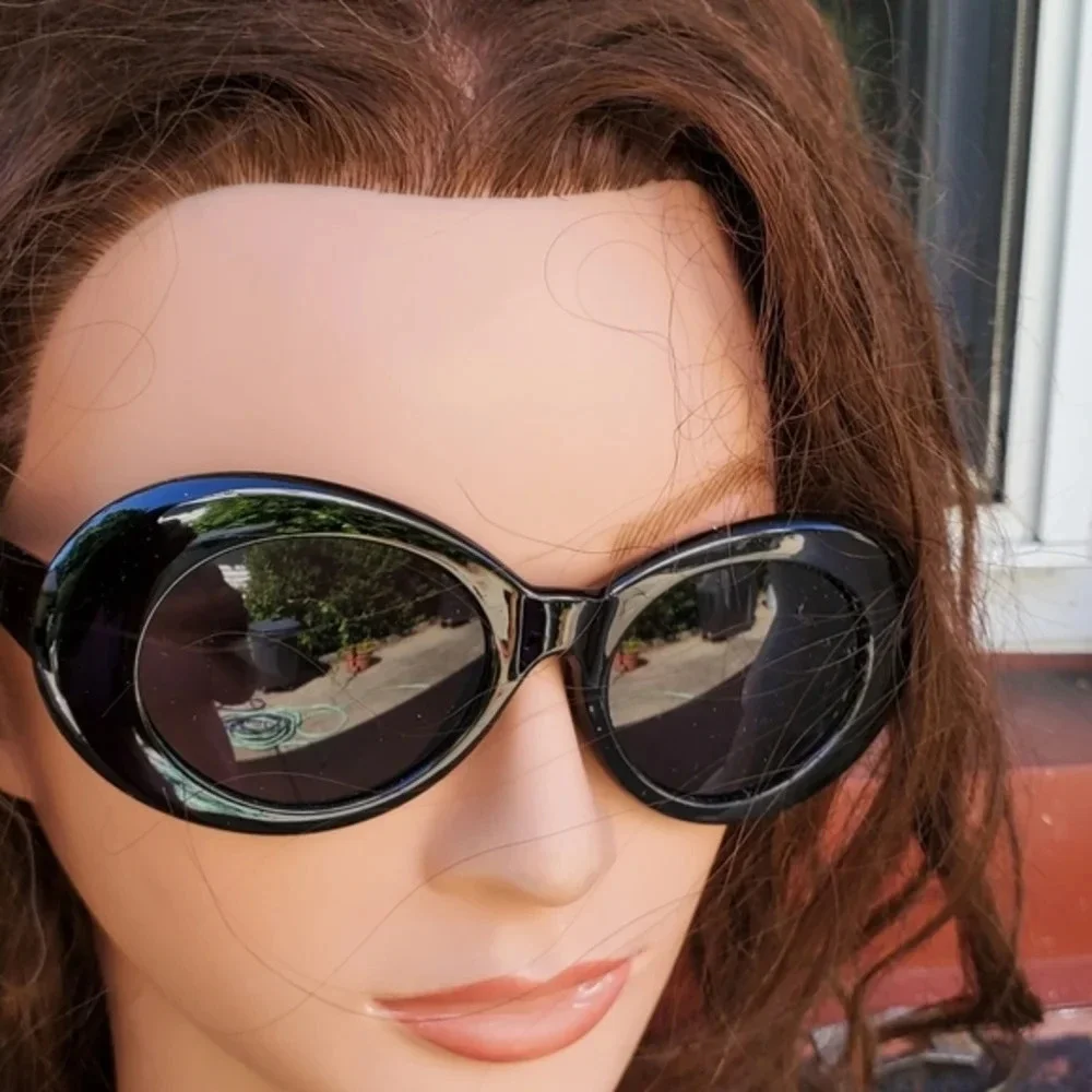 Retro look sunglasses with‎ case. 5 star rated